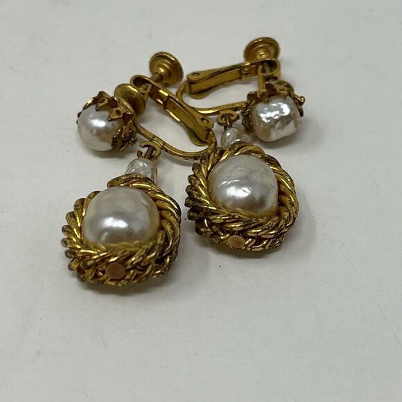 Miriam Haskell, Dangle Baroque pearl, gold tone clip on earrings. - Picture 3 of 10